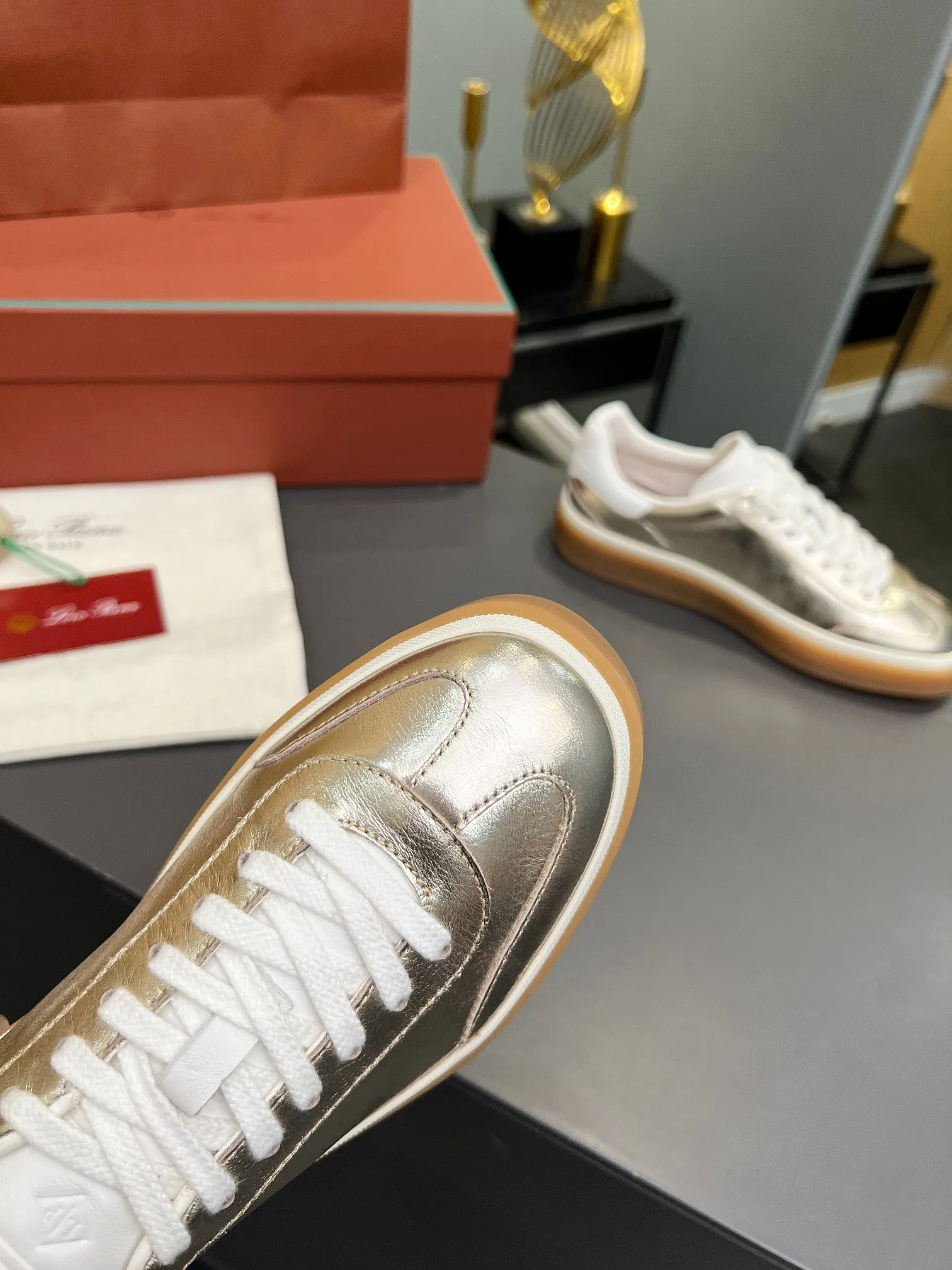 Men's shoes 💰600 purchasing agent, high version 🦅⛳️ Italy [Loro Piana] Tennis walk series LP couple's moral training shoes casual sports shoes sneakers 🎁🎁 Original purchase development and production This new suede tennis shoe adopts an ultra-low design, suitable for wearing all year round 👫👫 The wrapped sole creates an effortlessly attractive color combination that harmoniously blends functionality with understated style, making it the ideal shoe for urban wear. Soft calfskin tongue with Kummel color insert at the heel, cotton lace upper with embossed LP logo, cowhide suede sole, rubber-lined calfskin ✦Upper: imported first-layer cowhide➕customized original cowhide ✦lining: cowhide lining➕cowhide insole ✦sole: original molded TPR ultra-light outsole ✦packaging: original complete package ✦Female size: 35--40 ✦Male size: 39--45